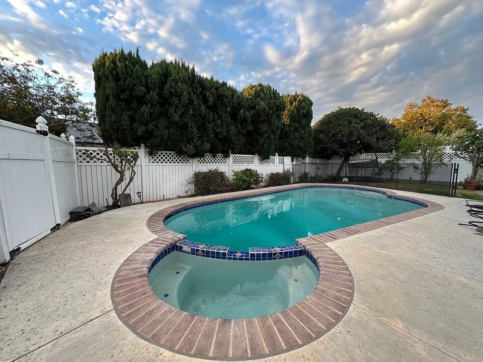 11 Deerwood E in Irvine, CA - Foto de edificio