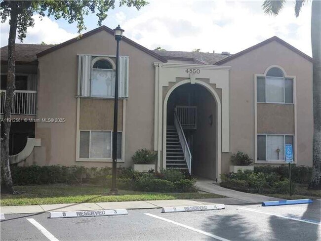 4850 NW 102nd Ave in Doral, FL - Foto de edificio - Building Photo