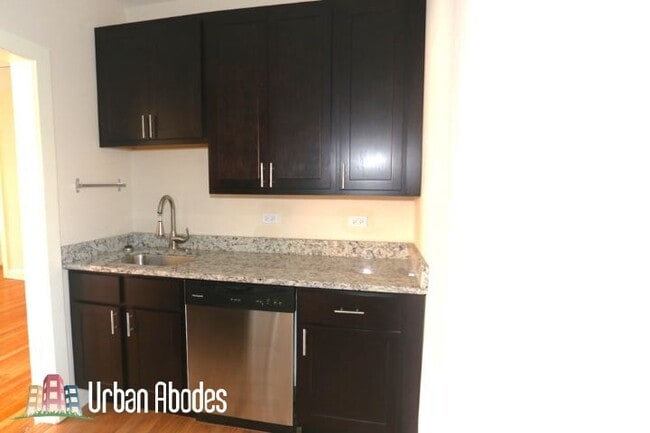 4036 Ashland N Ave, Unit 403E