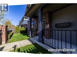 3500 Burke Village Promenade in Coquitlam, BC - Building Photo - Building Photo
