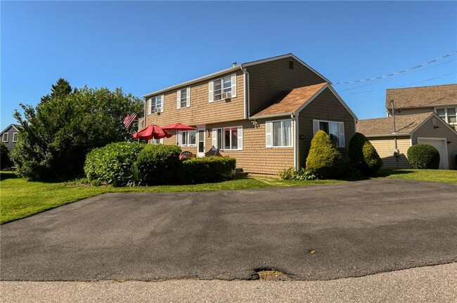 20 Saltaire Ave in Narragansett, RI - Foto de edificio - Building Photo