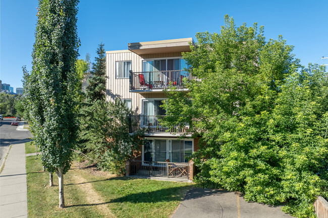 Erin Court in Calgary, AB - Building Photo - Building Photo
