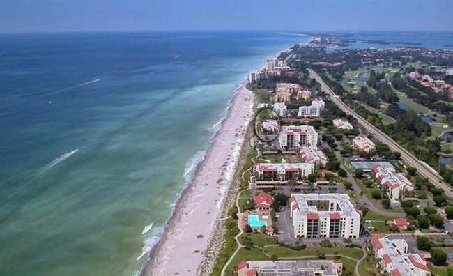 2089 Gulf of Mexico Dr in Longboat Key, FL - Foto de edificio - Building Photo