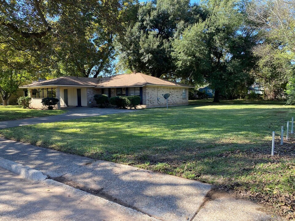 1007 Whittington St in Bossier City, LA - Building Photo