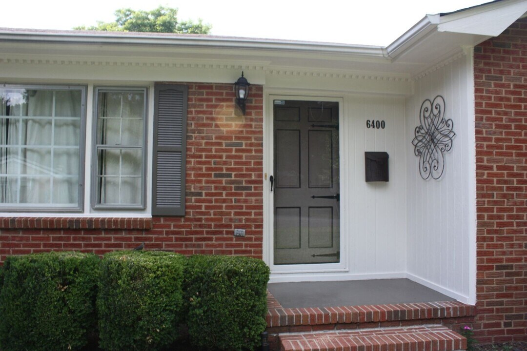 6400 Long Meadow Rd in Charlotte, NC - Building Photo