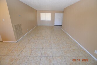 617 Vincent Way in Las Vegas, NV - Building Photo - Building Photo