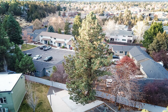 ST. JAMES SQUARE in Bend, OR - Foto de edificio - Building Photo