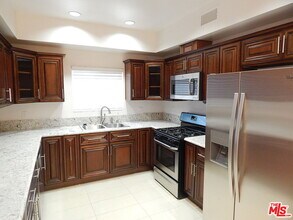 2018 Hillcrest Dr in Los Angeles, CA - Building Photo - Building Photo