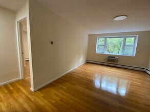 121 Babcock St, Unit 110 Babcock St., #28 in Brookline, MA - Foto de edificio - Building Photo