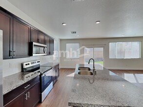 696 N Water St in Henderson, NV - Building Photo - Building Photo