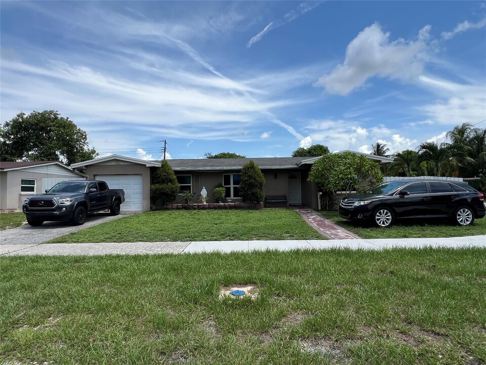 7501 Johnson St in Hollywood, FL - Building Photo