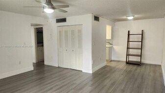 7231 Miami Lakes Dr in Miami Lakes, FL - Building Photo