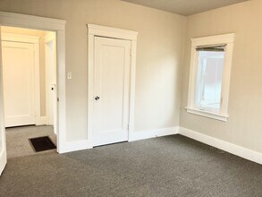 1055b Grand Ave in South San Francisco, CA - Building Photo - Building Photo