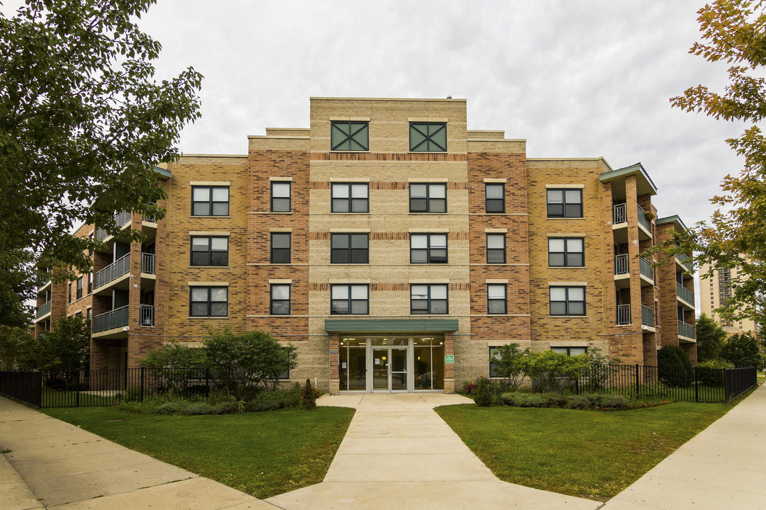 South Park Plaza in Chicago, IL - Building Photo