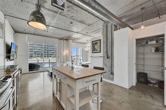 444 NE 30th St in Miami, FL - Foto de edificio - Building Photo