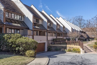 99 Clent Rd in Great Neck, NY - Building Photo - Building Photo