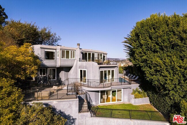 8464 Cole Crest Dr in Los Angeles, CA - Building Photo - Building Photo