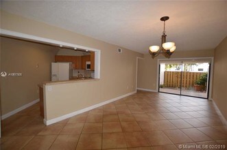 9415 Fontainebleau Blvd-Unit -101 in Miami, FL - Foto de edificio - Building Photo