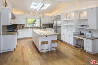 9769 Oak Pass Rd in Beverly Hills, CA - Building Photo - Building Photo