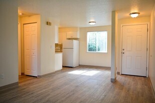20125 SW Tualatin Valley Hwy in Beaverton, OR - Building Photo