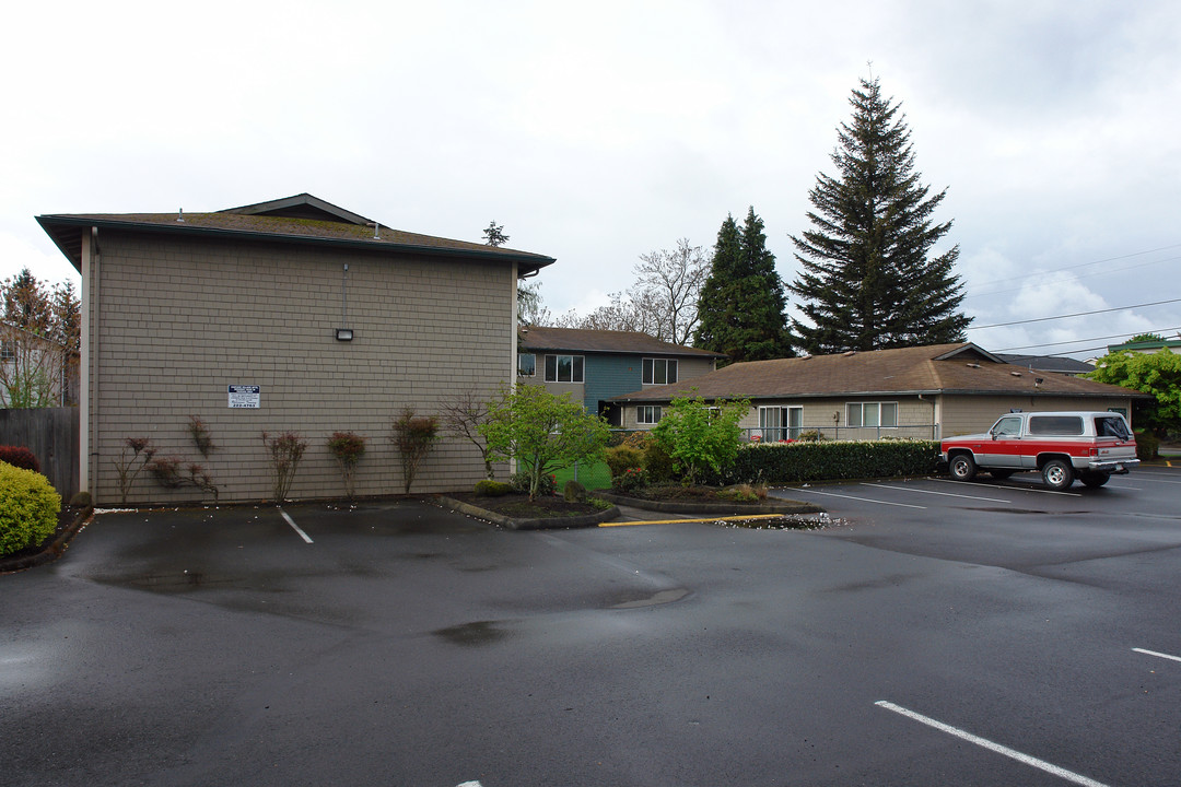 Cascade Village in Portland, OR - Building Photo