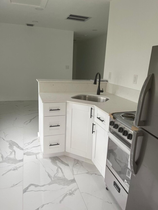 6097 Rodman St in Hollywood, FL - Building Photo - Building Photo