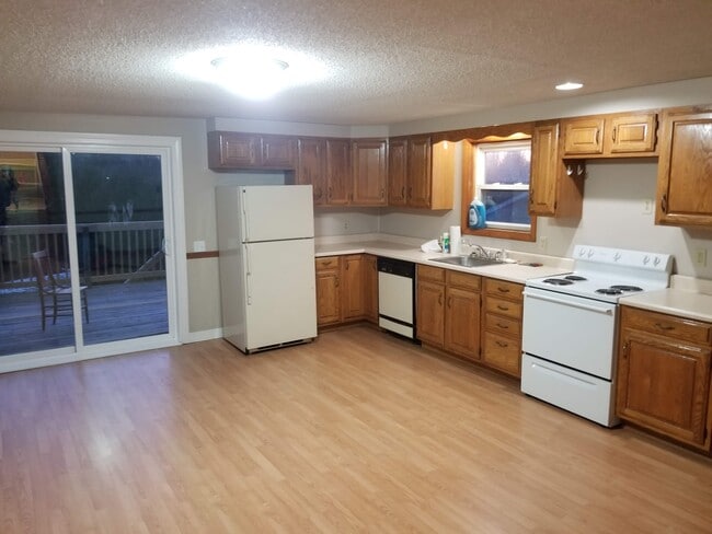 47 Main St, Unit 2 in Norridgewock, ME - Foto de edificio - Building Photo