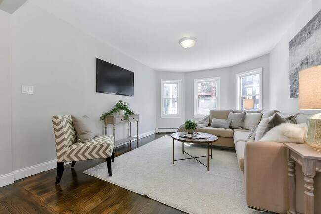 21 Rowell St, Unit 1 in Boston, MA - Foto de edificio - Building Photo