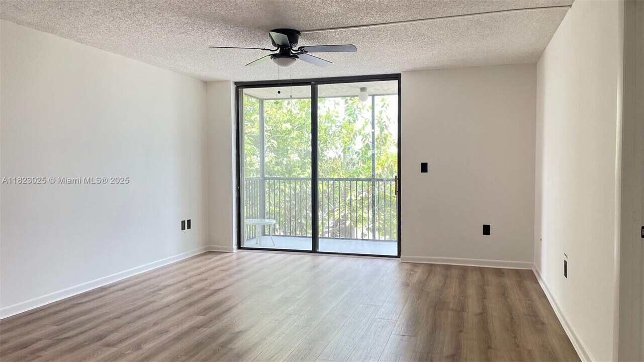 5550 NW 44th St, Unit 407b in Lauderhill, FL - Building Photo