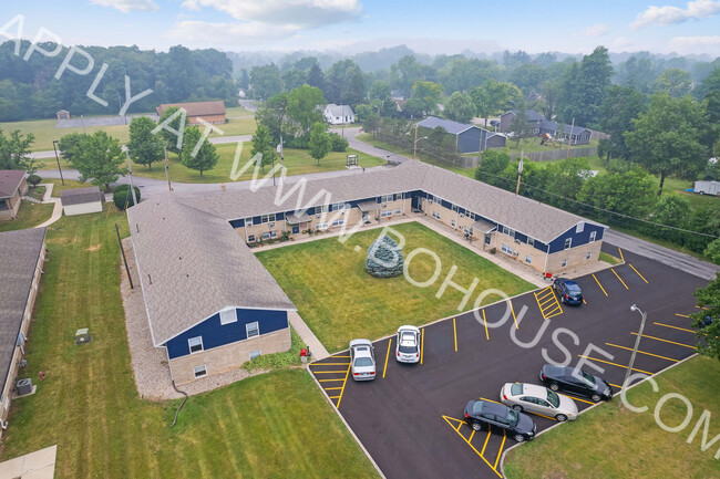 Waynedale Village Apartments in Fort Wayne, IN - Foto de edificio - Building Photo