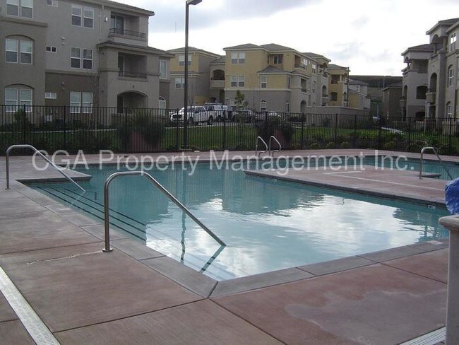 1300 Moon Cir-Unit -1323 in Folsom, CA - Building Photo - Building Photo