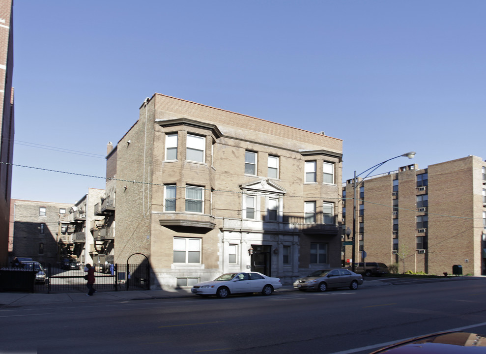 807 W Lill Ave in Chicago, IL - Foto de edificio