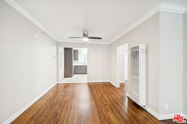 3652 Carmona Ave in Los Angeles, CA - Foto de edificio - Building Photo