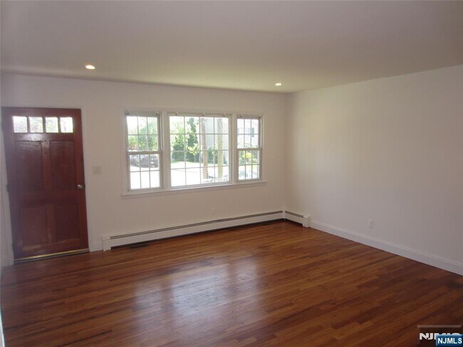 423 Leonhardt Dr in Saddle Brook, NJ - Building Photo - Building Photo