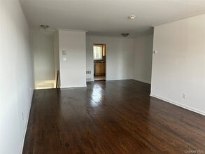 104 Dawson Ln in Jericho, NY - Building Photo - Building Photo