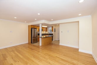 20 Thornton Rd in Chestnut Hill, MA - Foto de edificio - Interior Photo