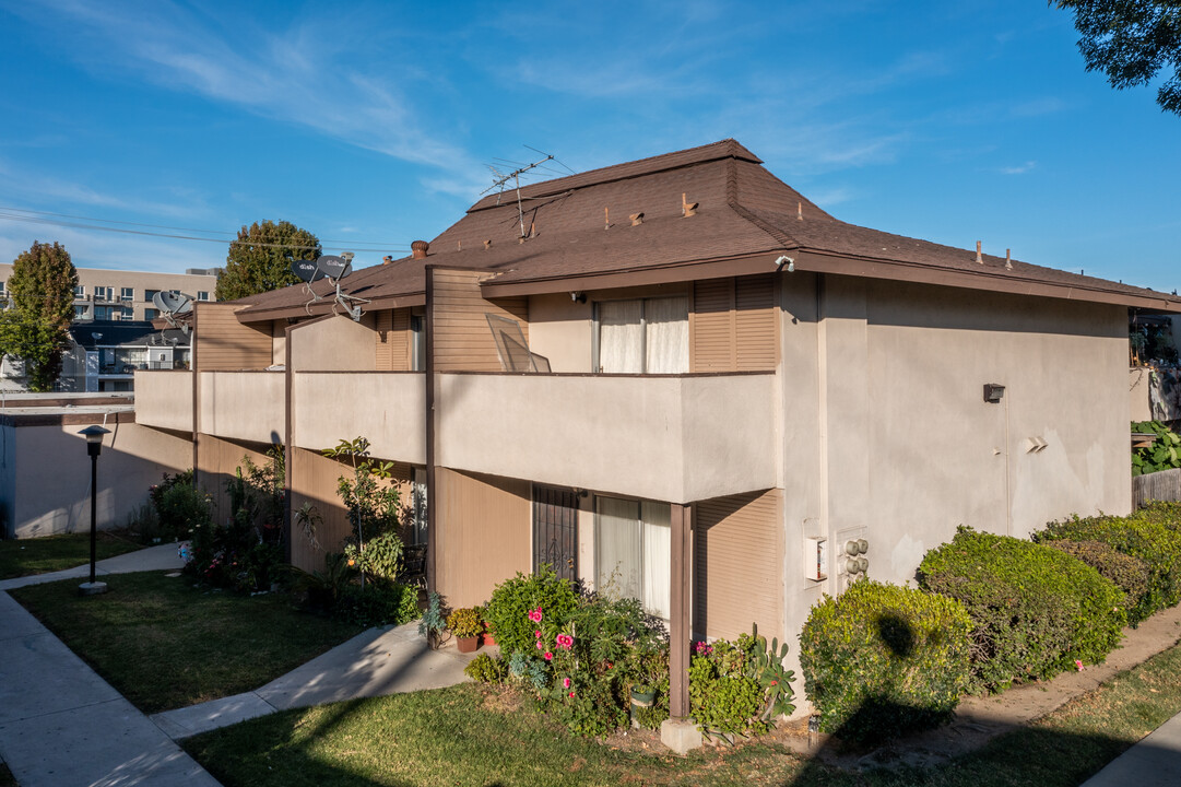 Saddleback Park Villas in Santa Ana, CA - Building Photo