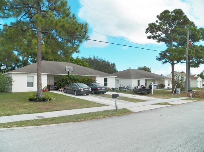 5097 SE Dell St in Stuart, FL - Building Photo