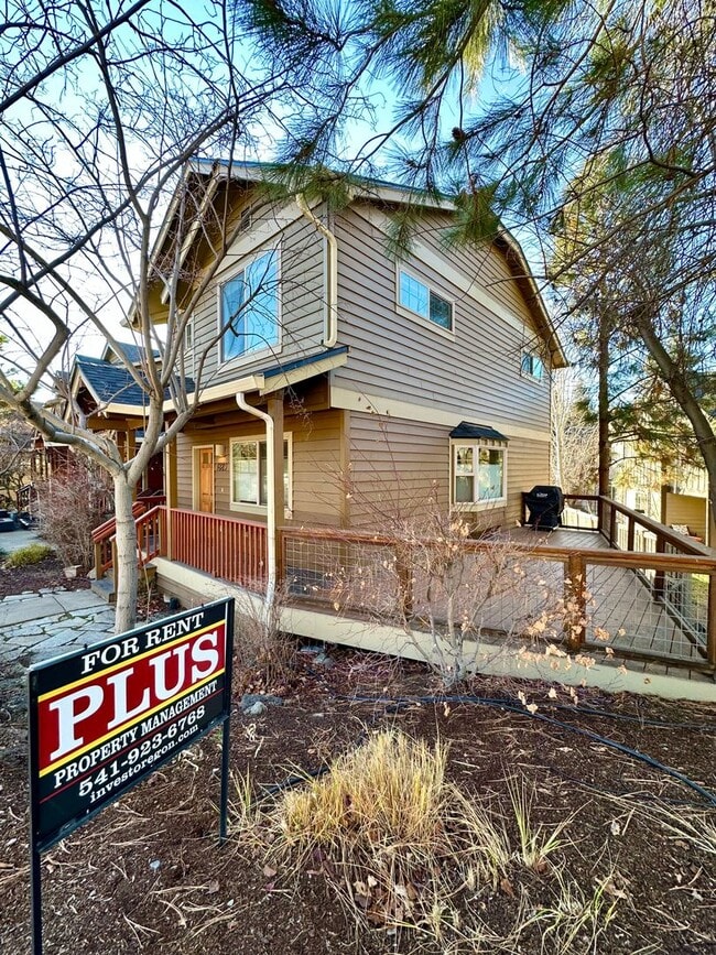 1889 NW Monterey Pines Dr in Bend, OR - Building Photo - Building Photo