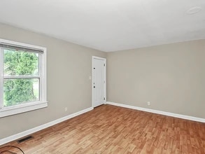 2401 Celia Ave, Unit 4 in Charlotte, NC - Foto de edificio - Building Photo