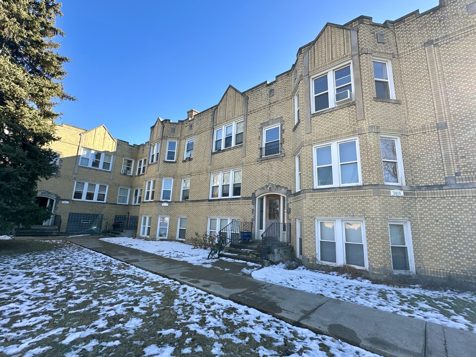 2415 N Oak Park Ave, Unit BE in Chicago, IL - Building Photo