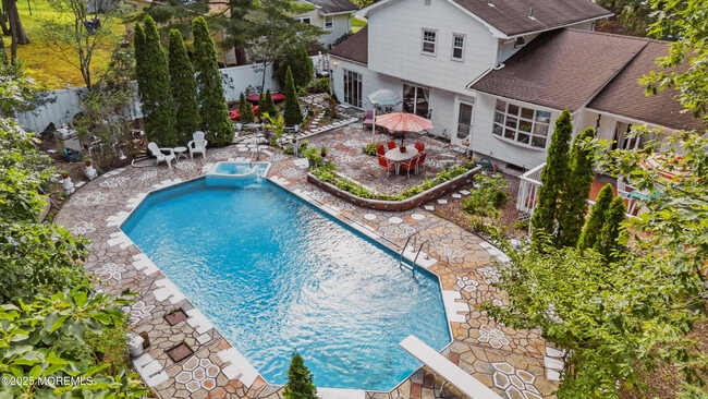 property at 27 Squire Ct