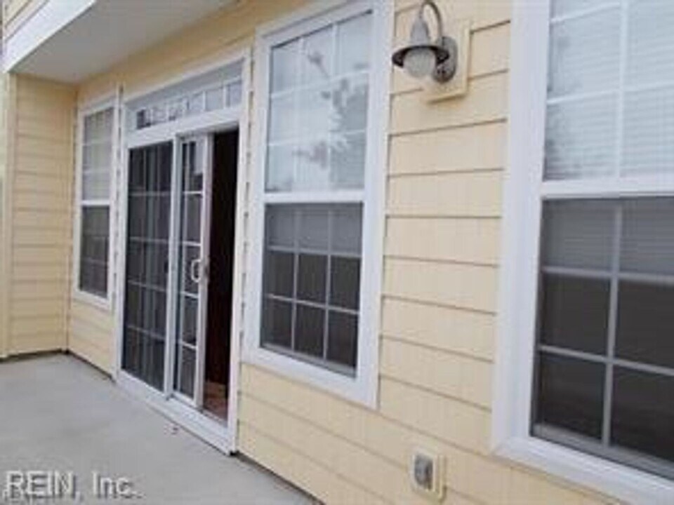 1112 Grace Hill Dr in Virginia Beach, VA - Building Photo