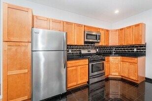 2122 43rd St, Unit 1 in Astoria, NY - Building Photo