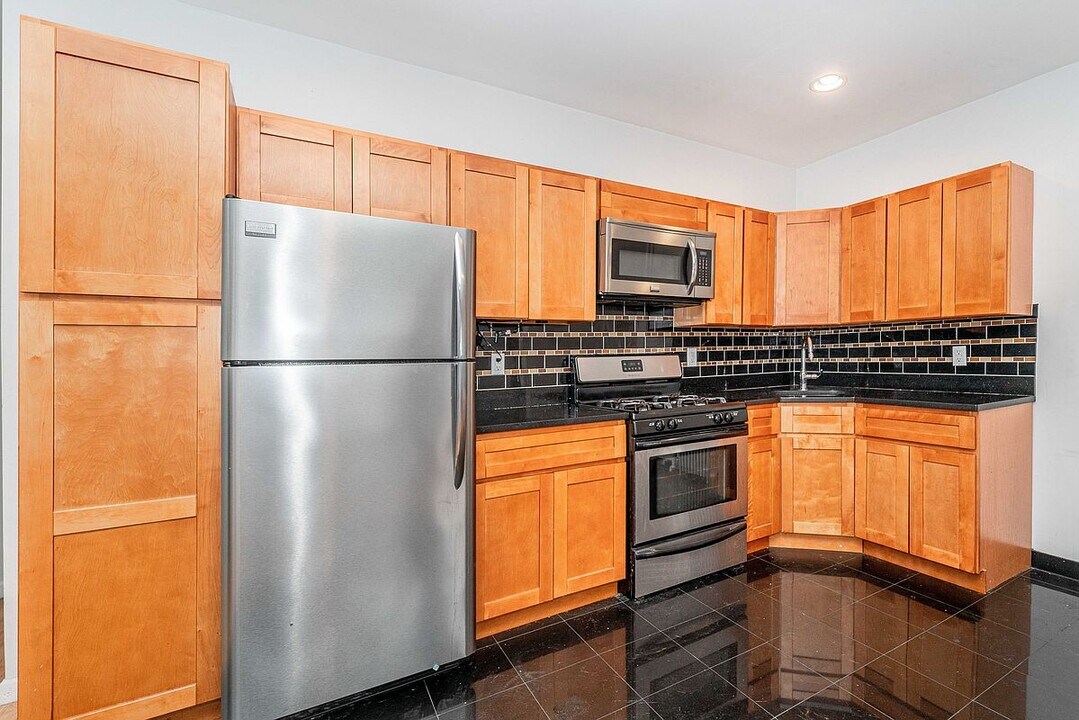 2122 43rd St, Unit 1 in Astoria, NY - Building Photo
