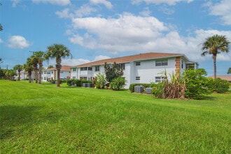 1217 S Lakes End Dr in Fort Pierce, FL - Building Photo - Building Photo