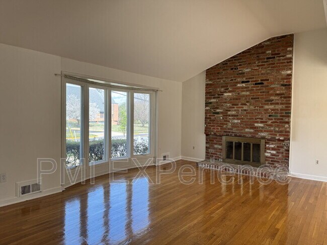 6108 Lone Oak Dr in Bethesda, MD - Building Photo - Building Photo