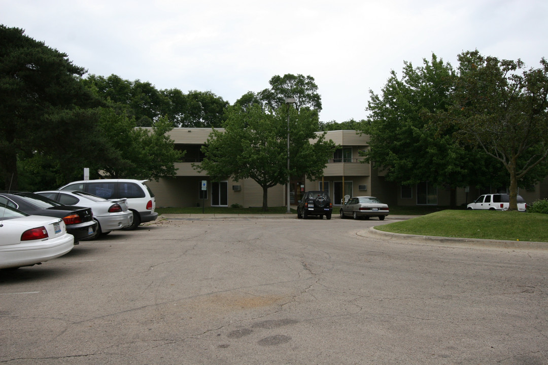 Collier Garden Apartments in Rockford, IL - Building Photo