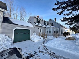 121 E Main St in Yarmouth, ME - Building Photo