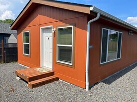 9344 N Chicago Ave, Unit B in Portland, OR - Building Photo